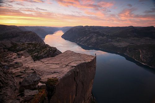 Zonsopgang bij Preikestolen in Noorwegen