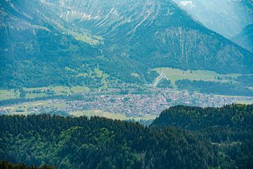 Uitzicht over de Oberallgäu naar Oberstdorf van Leo Schindzielorz