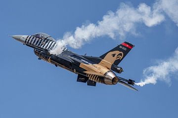 F-16 demo team van Turkse luchtmacht: SOLOTÜRK. van Jaap van den Berg