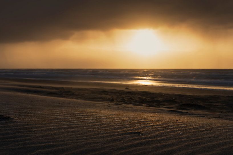 Goudkleurig zand op het strand van Anouschka Hendriks