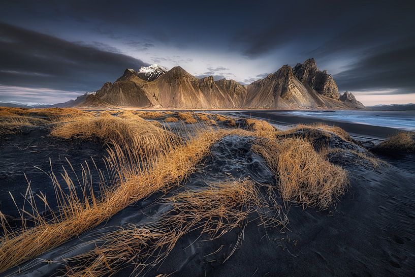 Landschap bij Lava Beach op het eiland IJsland. van Voss Fine Art Fotografie