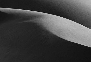 Etherische, monochrome, abstracte golven