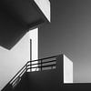 Minimalistische Architektur mit Schatten – Schwarz-Weiß-Kunstfotografie von Natasja Haandrikman