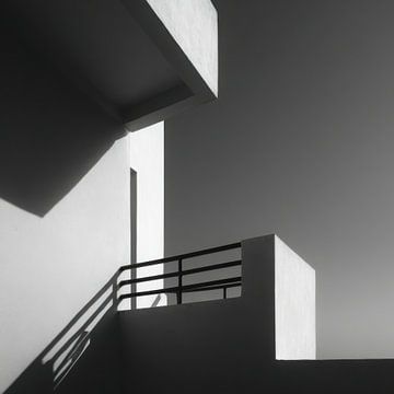 Minimalistische Architektur mit Schatten – Schwarz-Weiß-Kunstfotografie von Natasja Haandrikman