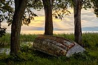Roestige vissersboot op de wal van het meer van Ohrid van Cor de Hamer thumbnail