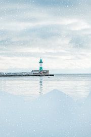 Leuchtturm Sassnitz im Dezember mit Schnee von Mirko Boy
