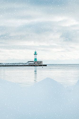 Le phare de Sassnitz en décembre avec la neige sur Mirko Boy
