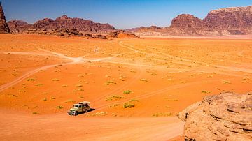 Jeepsafari bij Wadi Rum, Jordanië. van Jaap Bosma Fotografie