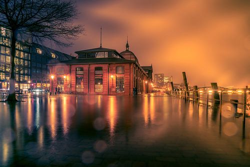 Visafslag in de overstroomde vismarkt