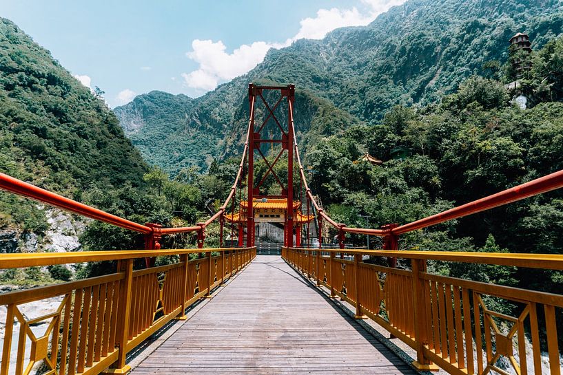 Rood met gele brug in de Taroko Gorge in Taiwan van Expeditie Aardbol