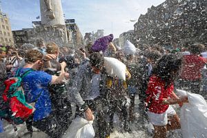 Kussengevecht op de Dam in Amsterdam van Merijn van der Vliet