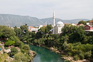 Overzicht op de moskee van Mostar van Sander Meijering