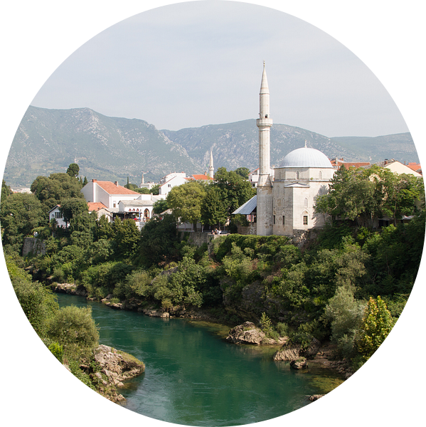Overzicht op de moskee van Mostar van Sander Meijering