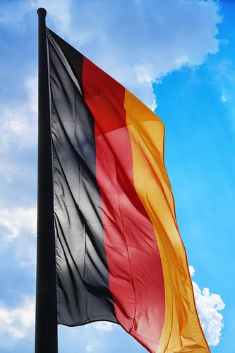 Deutsche Nationalfahne weht im Wind (German flag waving in the w