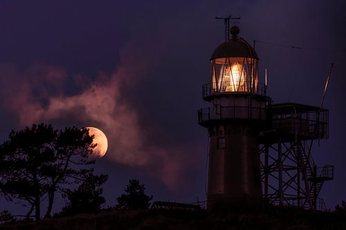 le clair de lune rencontre la lumière du phare