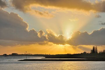 Zon en Wolken 001 van Willem van Leuveren Fotografie