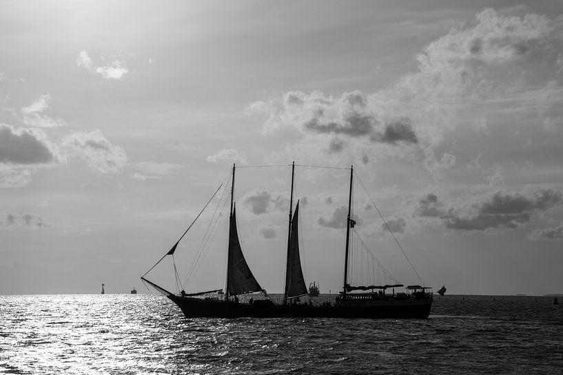 Zeilschip op de Horizon op de Waddenzee. van scheepskijkerhavenfotografie