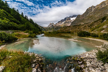 Lac entre les montagnes à Courmayeur dans le Valle Di Aosta Italie