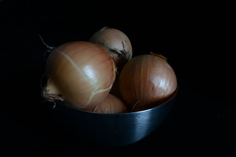 stilleven met uien in een aluminium schaal van Clementine aan de Stegge