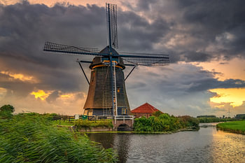 Hazerswoude molen in polder