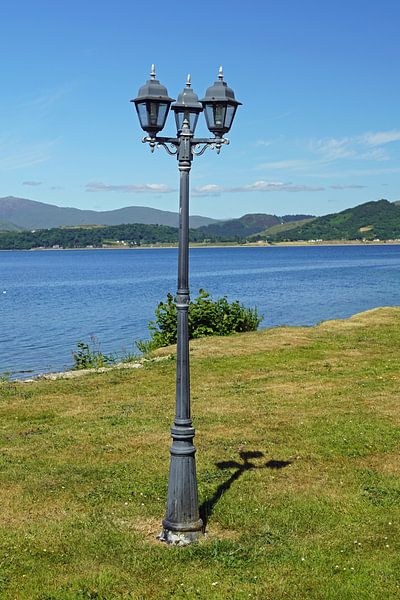 Laterne an einem See in Schottland von Babetts Bildergalerie