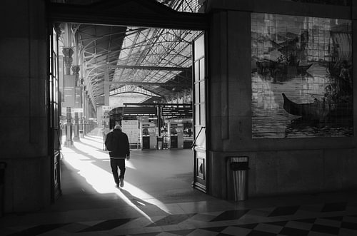 Eerste treinreiziger - São Bentro treinstation - Porto, Portugal