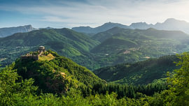 Die Festung Verrucole und die Berge in der Garfagnana, Toskana