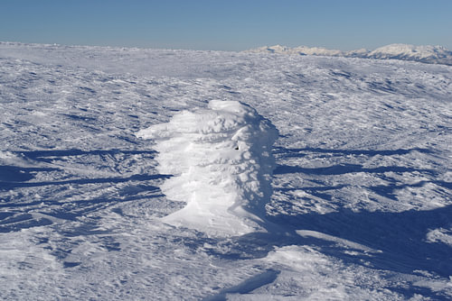 Les congères façonnées par le vent créent un paysage hivernal unique