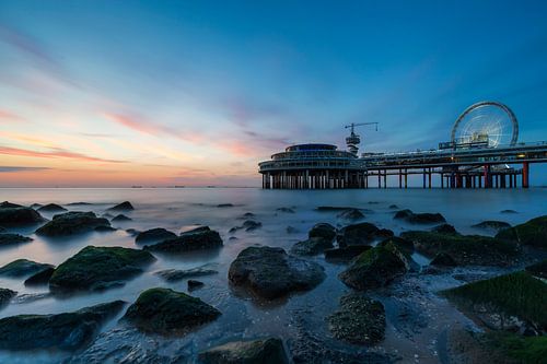 Reuzenrad en Pier van Scheveningen tijdens zonsondergang