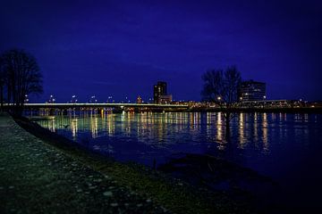 Venlo | Avondopname van het hoogwater in de Maas (stadsbrug) van Jos Saris