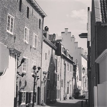 Black and white photo of the wall houses, historical Amersfoort, Netherlands von Daniel Chambers