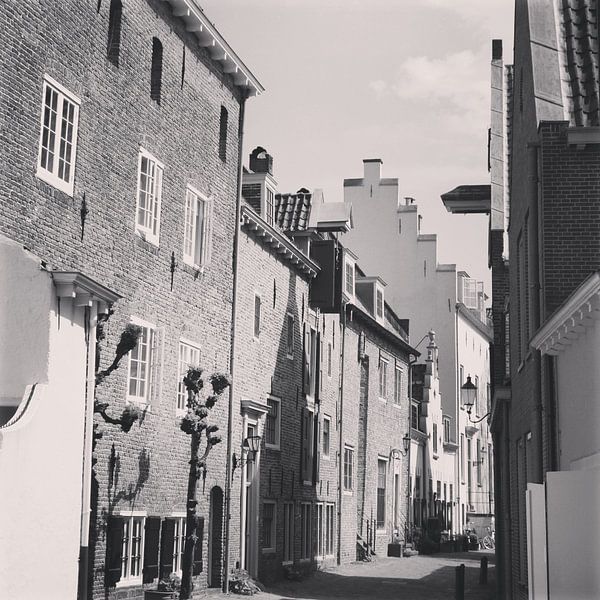 Black and white photo of the wall houses, historical Amersfoort, Netherlands van Daniel Chambers