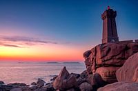 Vuurtoren van Ploumanach aan de roze granietkust in Bretagne, Frankrijk