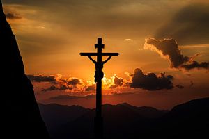 Kreuz im Abendlicht