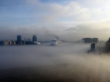 Amsterdam IJ cruiseschip in de mist van Alex Gibbs