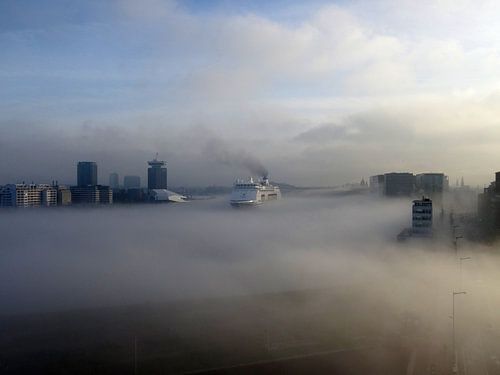 Amsterdam IJ cruiseschip in de mist