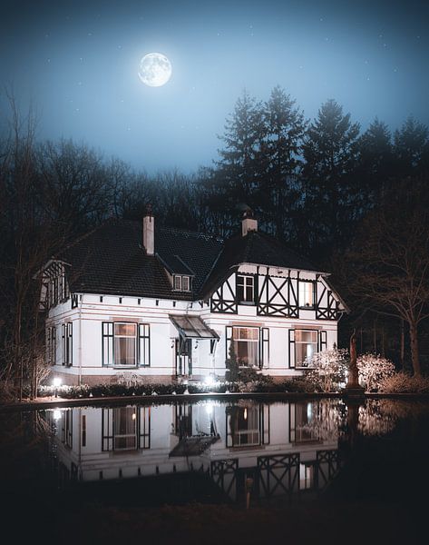 Maison ancienne Apeldoorn, reflet de la nuit de lune par vedar cvetanovic