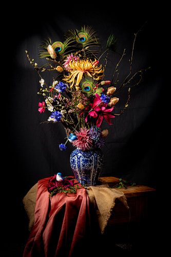 Vase en bleu de Delft orné de fleurs, de plumes de paon et d'oisillons. sur SO fotografie
