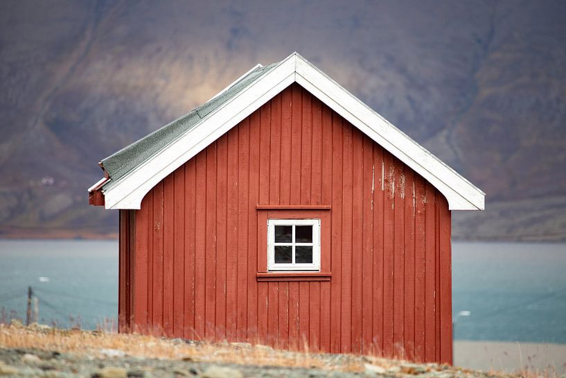 Rood huisje in Longyearbyen, Spitsbergen. van Michèle Huge