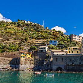 Blick auf Vernazza an der Mittelmeerküste in Italien von Rico Ködder