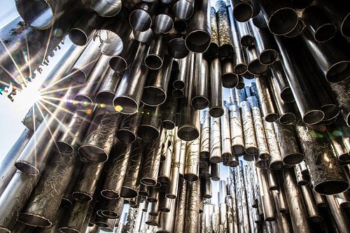 Sibelius monument met inkomend zonlicht in Helsinki van Eric van Nieuwland