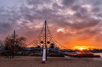 Sonnenuntergang in der Autostadt vor dem Netzwerk.