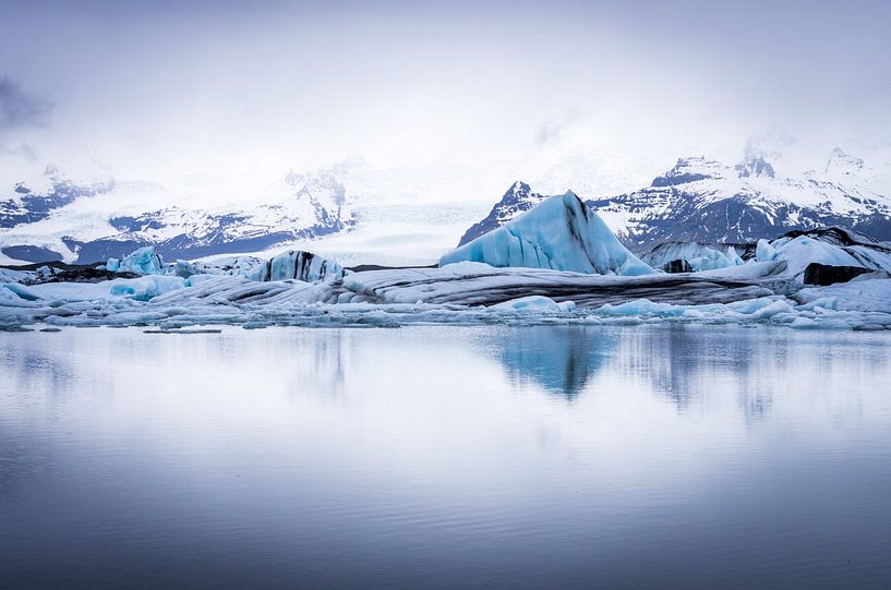 Reflexion im Gletschersee von Peter Postmus