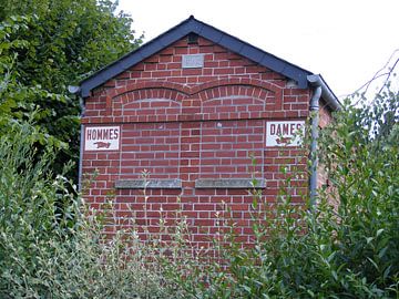 Toiletgebouw van Mirjam van Ginkel