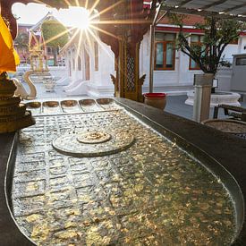 Goldene Stille: Buddhas Fußabdruck im Abendlicht von Walter G. Allgöwer