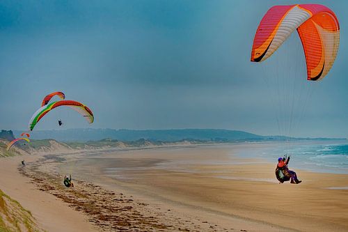 Kitesurfers aan de Normandische kust