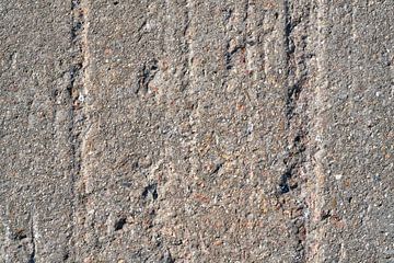 Groeven in het oppervlak van een betonnen gevel