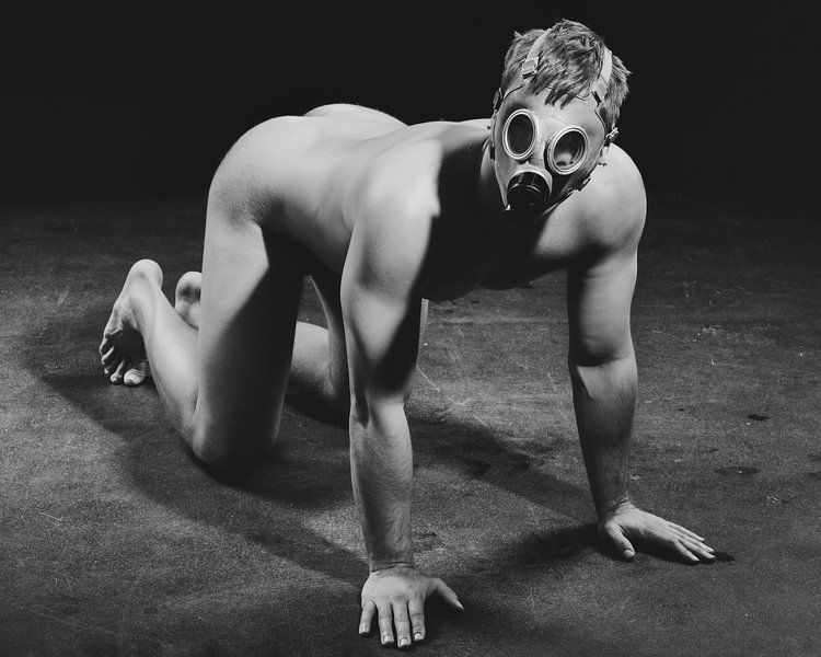 Sexy nackter Mann mit einer Gasmaske von Photostudioholland