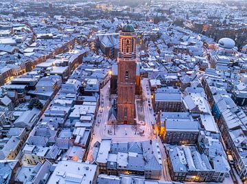 Zwolse Peperbus kerktoren tijdens een koude winter zonsopgang van Sjoerd van der Wal Fotografie