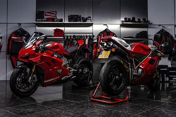 Ducati Panigale V4S and Ducati 996 by Bas Fransen